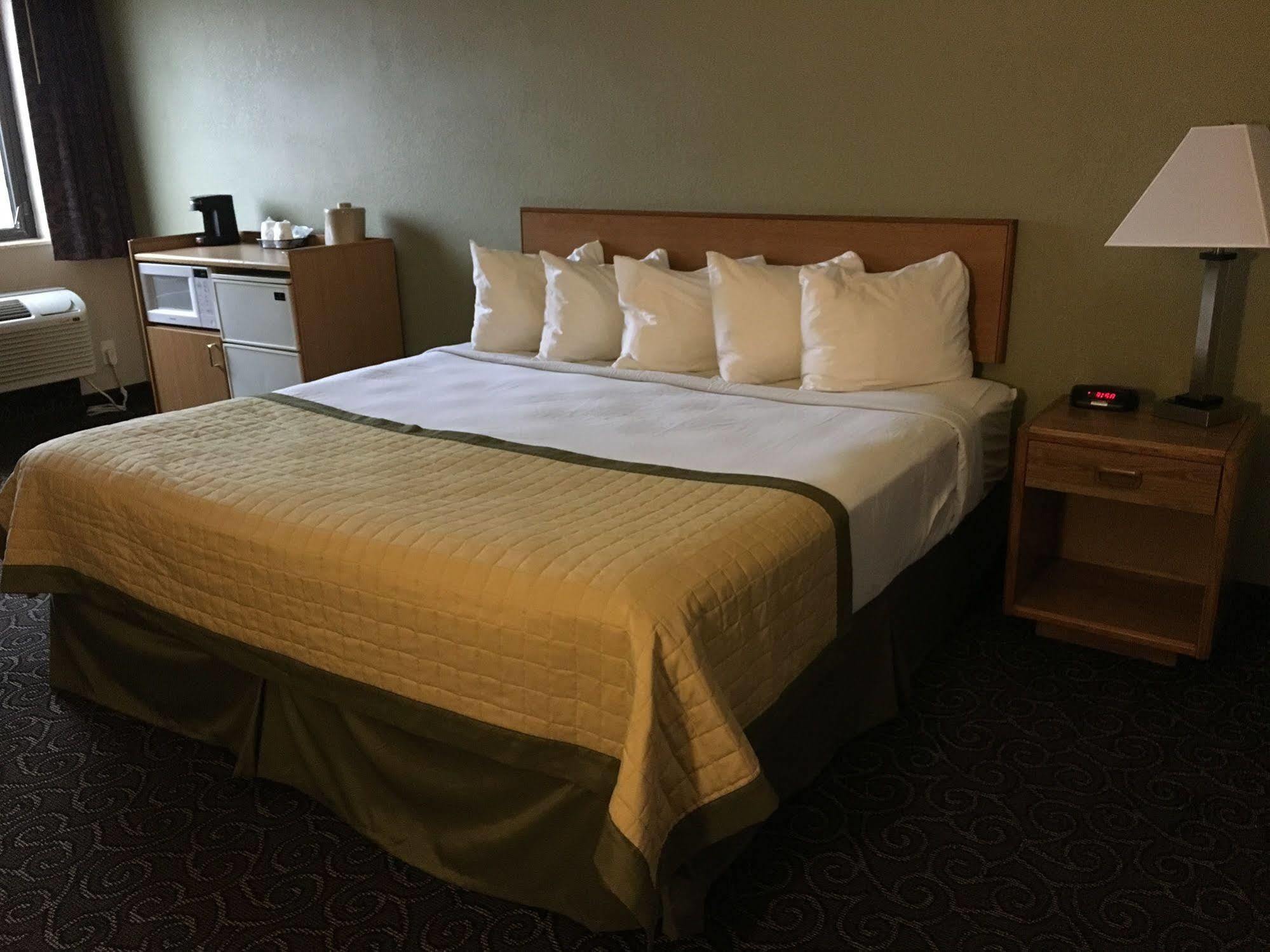 Baymont By Wyndham Muncie Near Ball State University Exterior photo